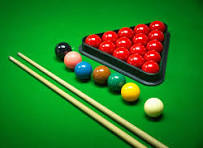 Imagen del juego de bolas de snooker con dos taacos